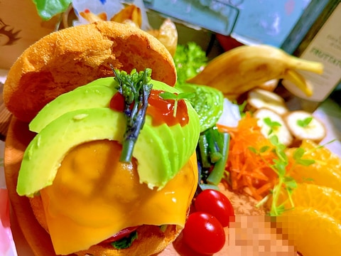 菜の花とアボカドのチリチーズマフィンバーガー